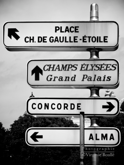 Panneau d'indication de directions, prés du Pont de L'Alma à Paris. Photographie Noire et blanc